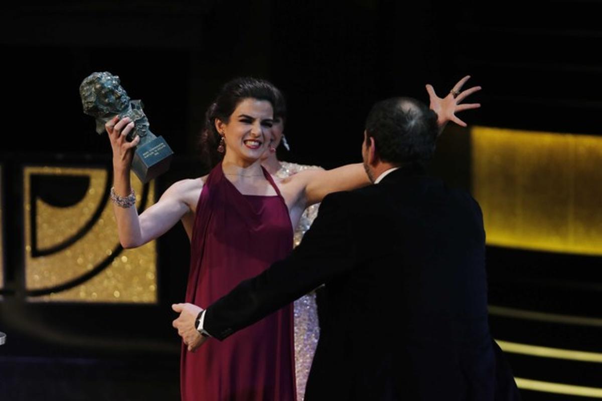 L’actriu Clara Lago abraça el Goya a actor revelació, Karra Elejalde, el seu ’pare’ a la pel·lícula ’Ocho apellidos vascos’.