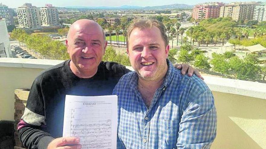 Salvador González y Enric Parreño, con la partitura de la obra, en Alaquàs. | LEVANTE-EMV