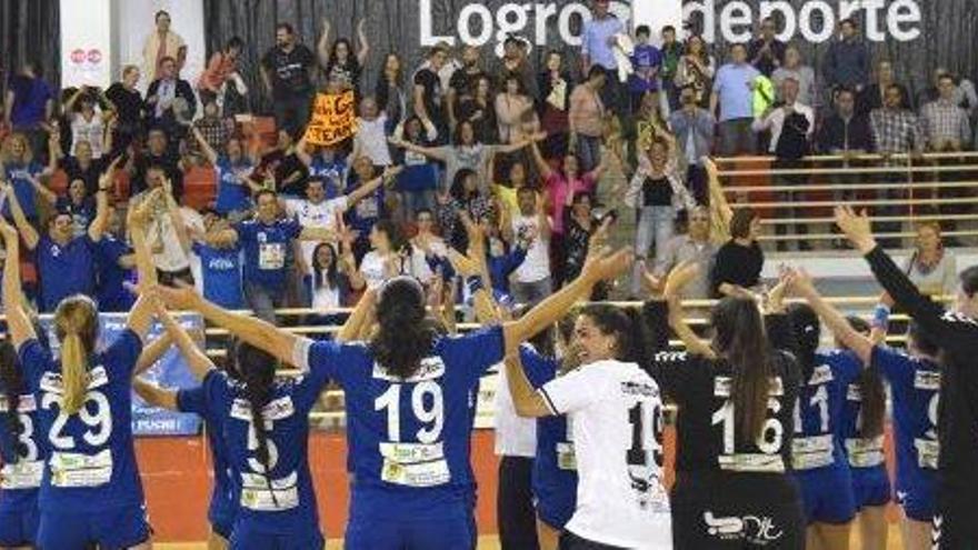 Las jugadoras del Puchi celebran con los aficionados su clasificación para la fase final del &#039;play-off&#039; de ascenso a División de Honor.