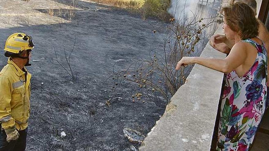 Un responsable de Emergencias habla con vecinos afectados.