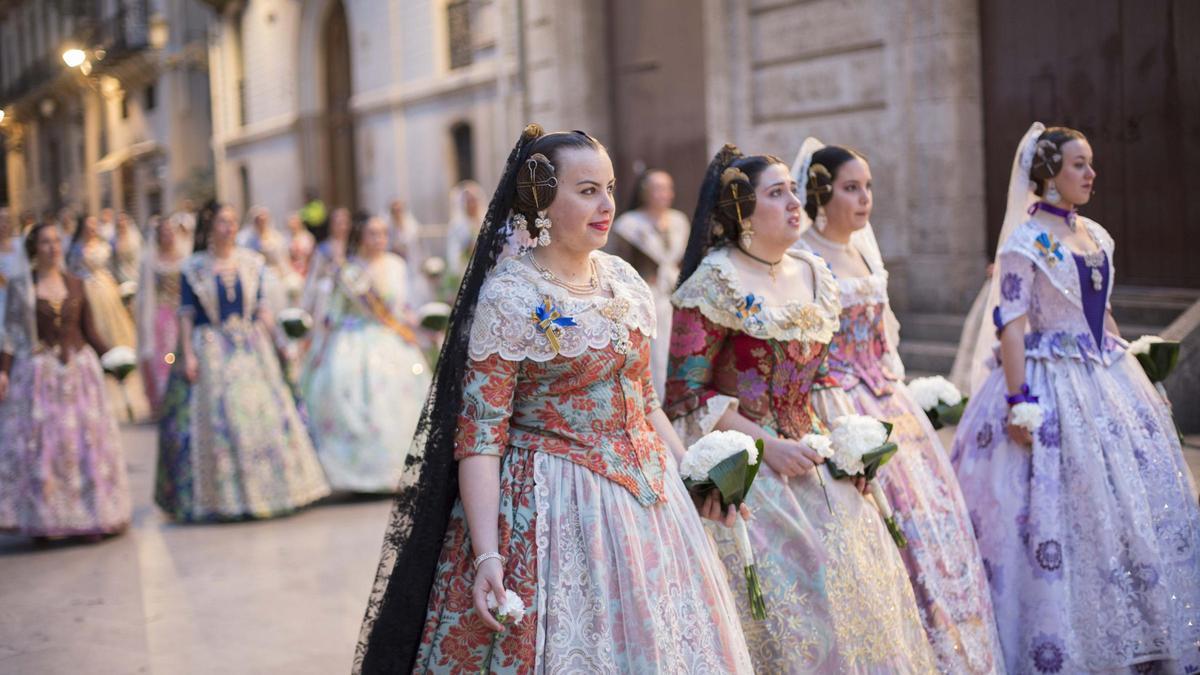 Dos filas de falleras, con una distancia saludable entre una y otra.