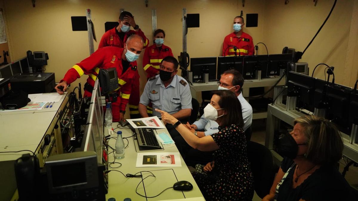 La ministra de Defensa, Margarita Robles, visita el Puesto de Mando Avanzado del incendio de Losacio (Zamora), donde está desplegada la Unidad Militar de Emergencias (UME).