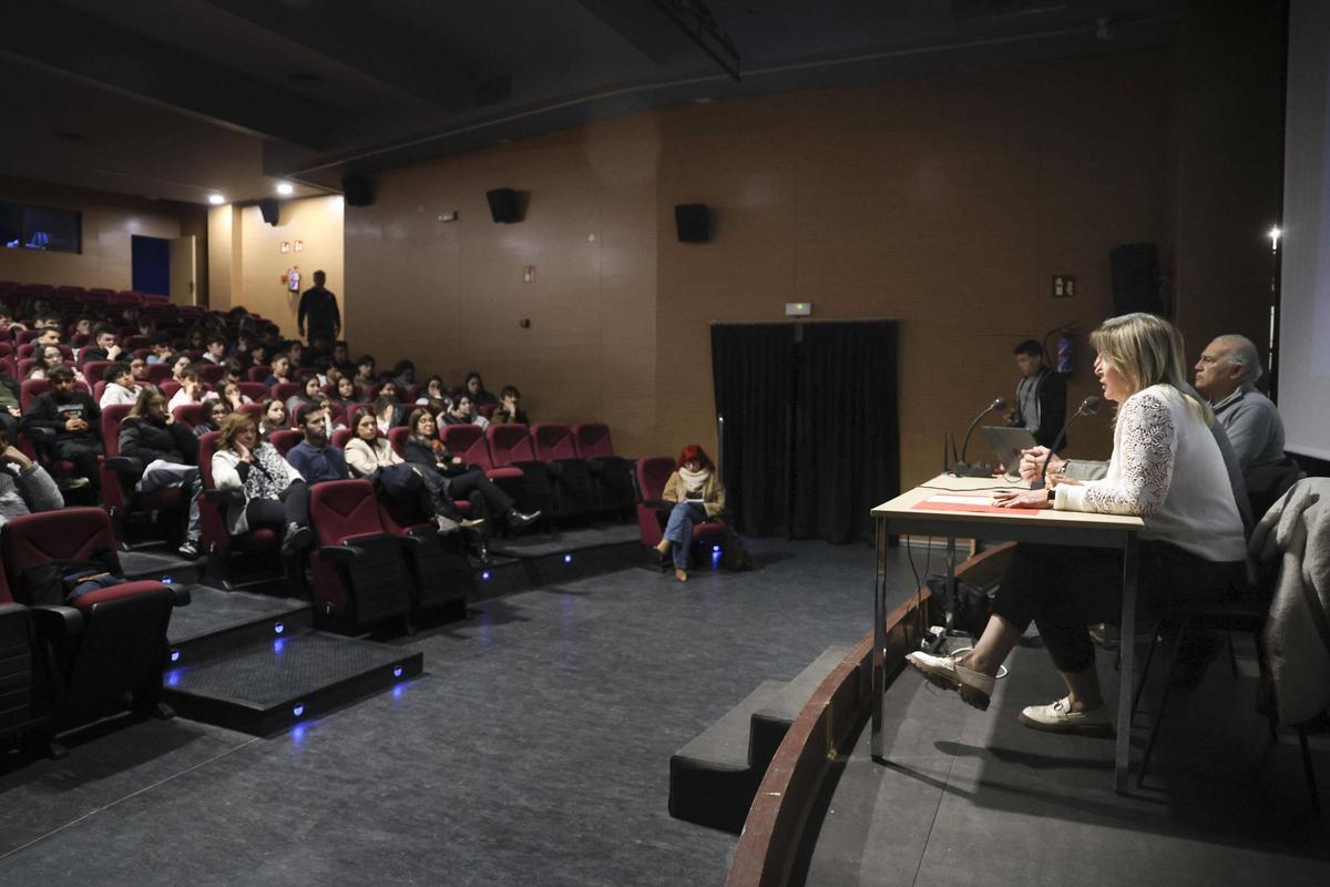 La madre de Marta Calvo imparte charlas al alumnado de ESO y Bachillerato para concienciarles sobre la utilidad de la geolocalización
