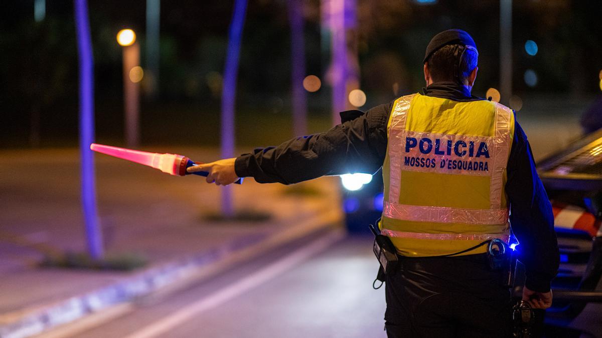 Refuerzos de los Mossos en La Mina tras el tiroteo con un detenido y una mujer herida