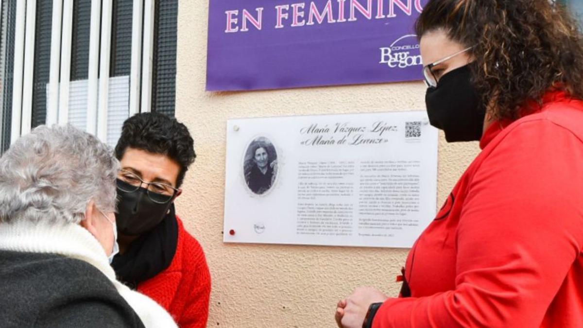 Placa en homenaxe a María Vázquez, onte en Ouces.   | // L.O.