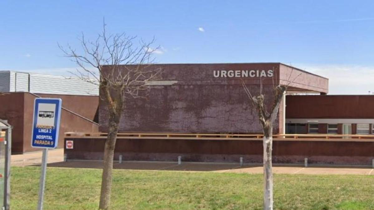 Zona de paradas de autobuses en el hospital Tierra de Barros.