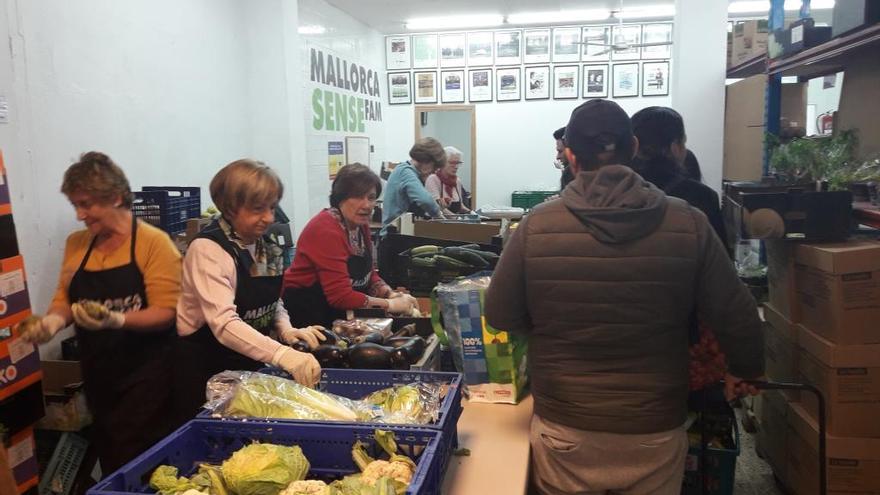 Mallorca sense fam reparte alimentos y productos.