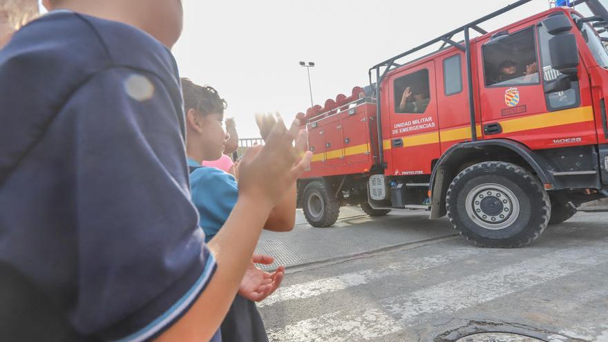 Los vecinos de San Fulgencio ofrecen una merienda nocturna a los bomberos