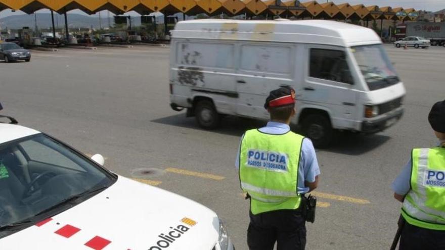 Una pareja de Mossos d&#039;Esquadra patrulla en el peaje de la AP-7, en una foto de archivo.