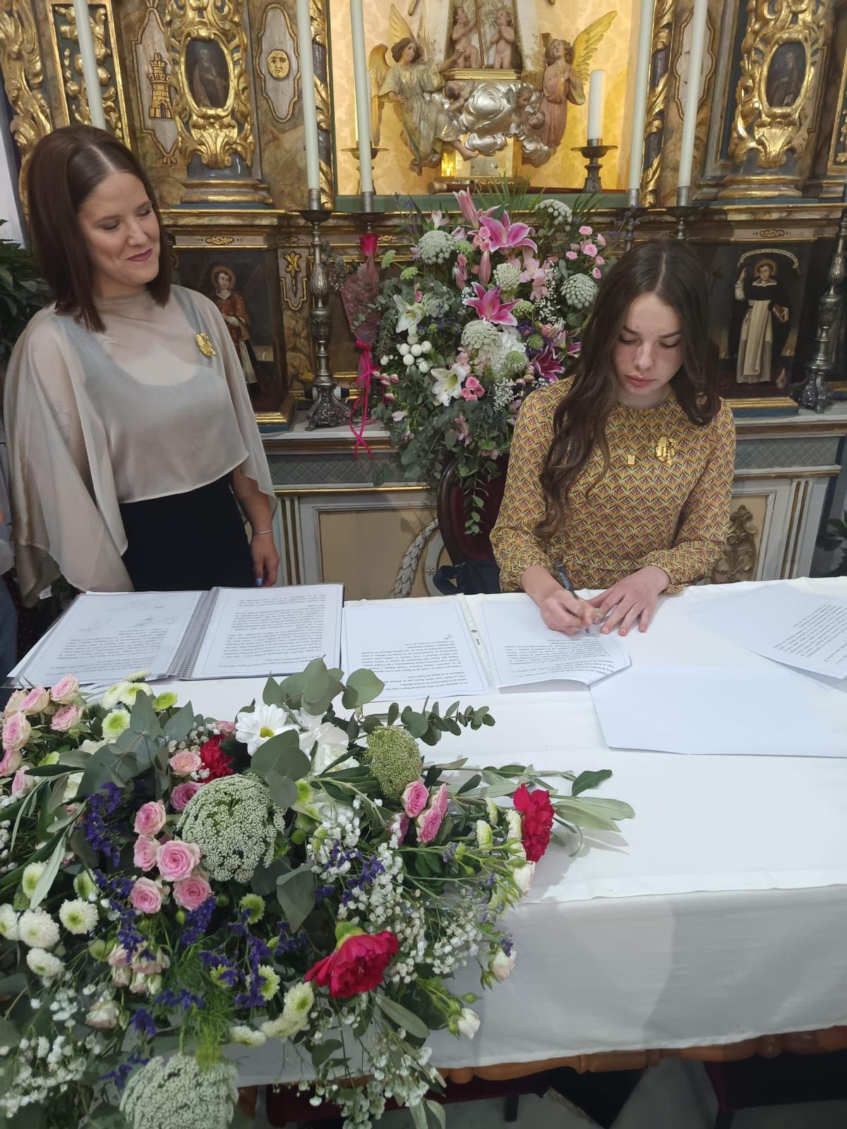 Las Falleras Mayores de la comisión firman el convenio.