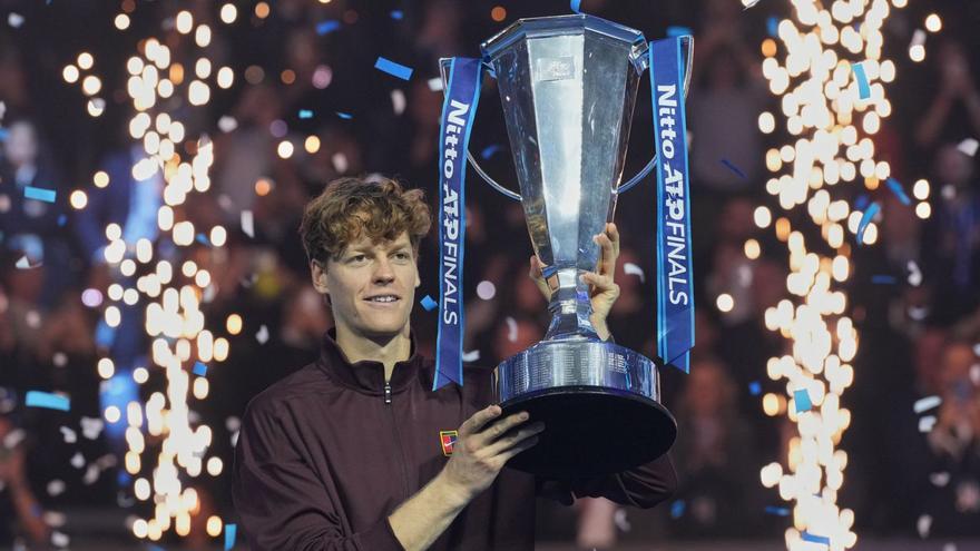 Jannik Sinner, con el trofeo de campeón de las ATP Finals. |  AP