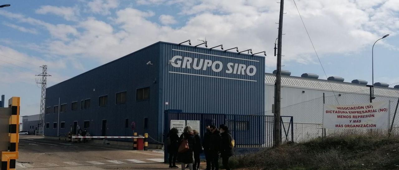 Trabajadores del grupo Siro en el acceso a las instalaciones de la fábrica de Toro. | M. J. C.
