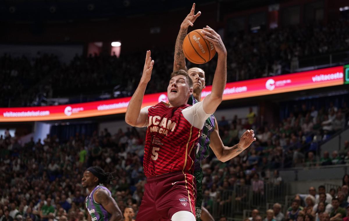 Simon Birgander, del UCAM Murcia, atrapa un rebote durante el encuentro en Málaga.