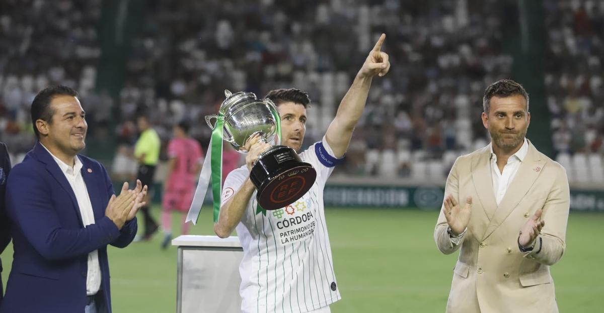 Javi Flores dedica el trofeo por el campeonato de Segunda RFEF a la afición.