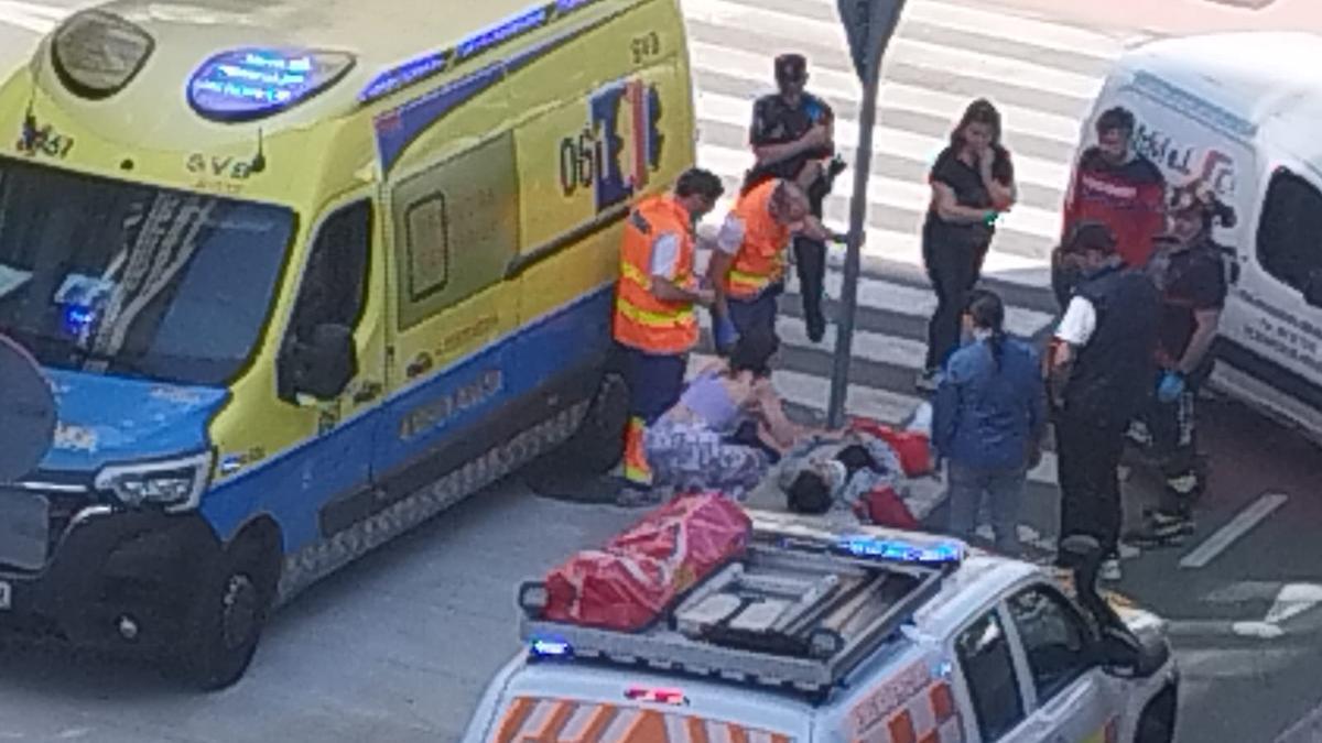 El joven herido fue trasladado en ambulancia al Hospital do Salnés.