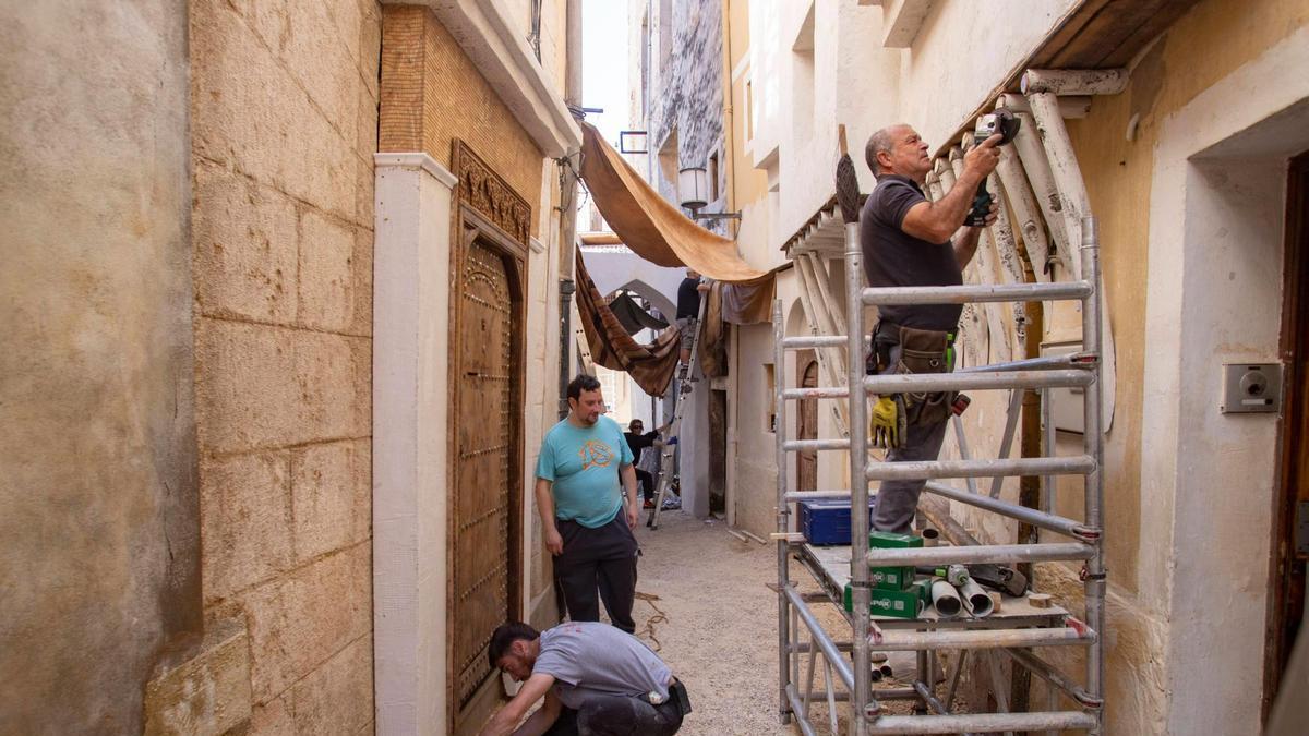 Operarios preparando algunas calles de Bocairent para la grabación de escenas de "El Cautivo", en una imagen de archivo.