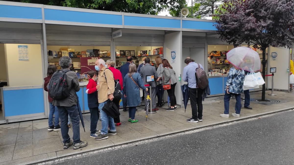 Los puestos de venta, ayer, en la Feira do Libro. / FdV