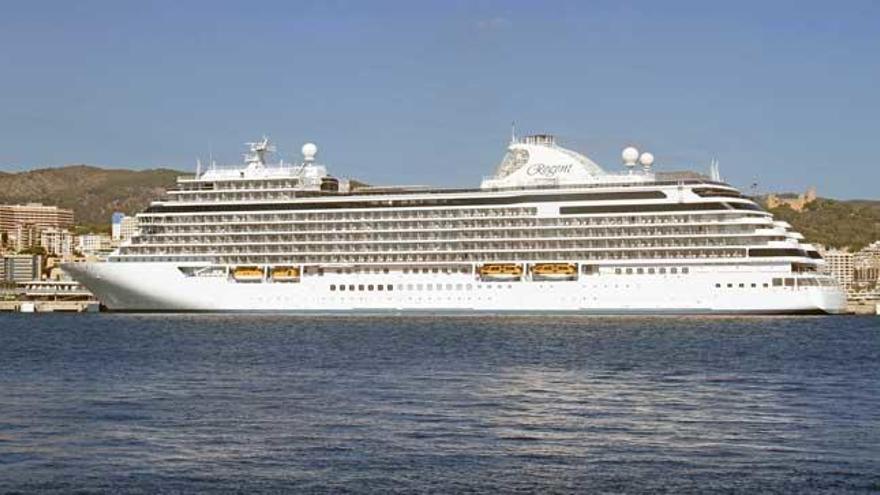 El ´Seven Seas Explorer´, atracado ayer en los muelles de Ponent.