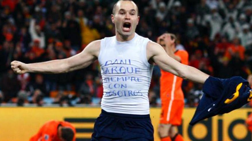 El centrocampista español Andrés Iniesta celebra su gol que dió la victoria a España en la final del Mundial de Fútbol Sudáfrica 2010 disputada entre Holanda y España hoy, domingo, 11 de julio de 2010, en el estadio Soccer City en Johannesburgo.En la camiseta se lee&quot; Dani Jarque, siempre con nosotros&quot;.