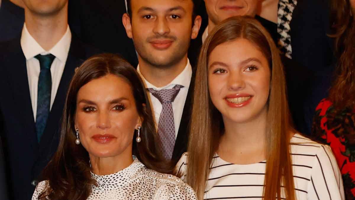 La reina Letizia, con vestido de Cherubina, y la infanta Sofía, con vestido de raya de Hugo Boss, en la audiencia previa a los Premios Princesa de Asturias 2022