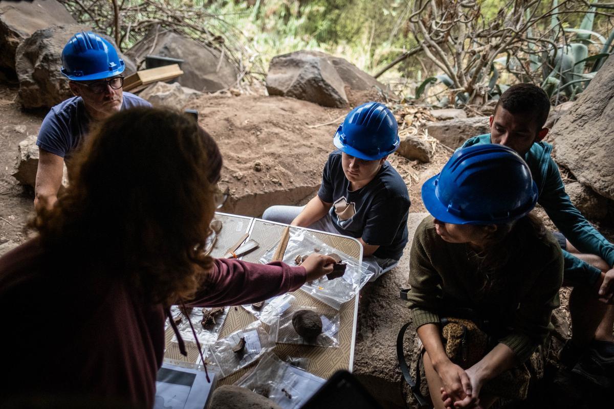 Excavación arqueológica en la Cueva de los Cabezazos, en Tegueste