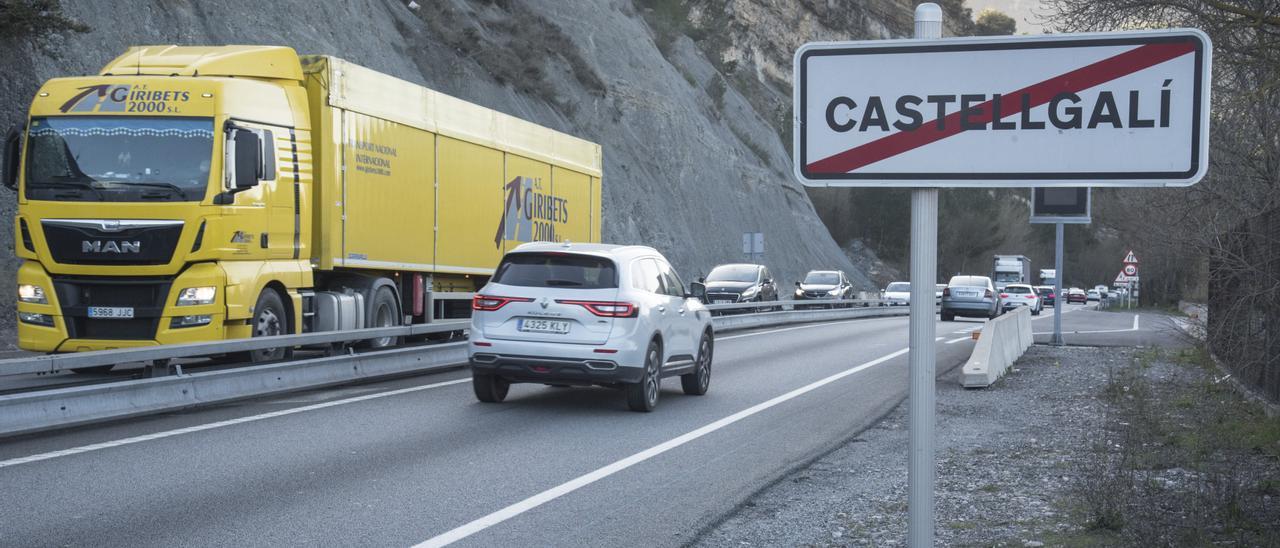 La carretera al pas per Castellgalí, amb la mitjana instal·lada el 2016