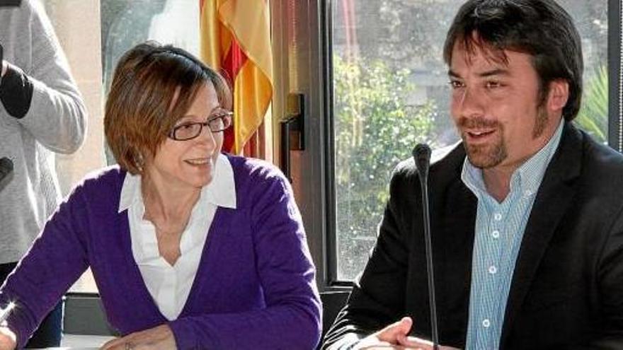 La presidenta del Parlament, Carme Forcadell, amb el president del Consorci del Lluçanès, Isaac Peraire, ahir