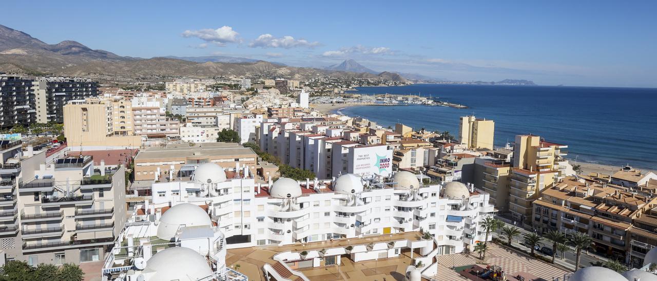 Panorámica de la zona de playa del Carrer La Mar con el puerto al fondo