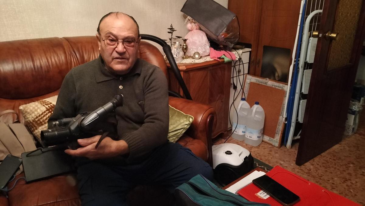 Antonio de Pedro con su vieja videocámara