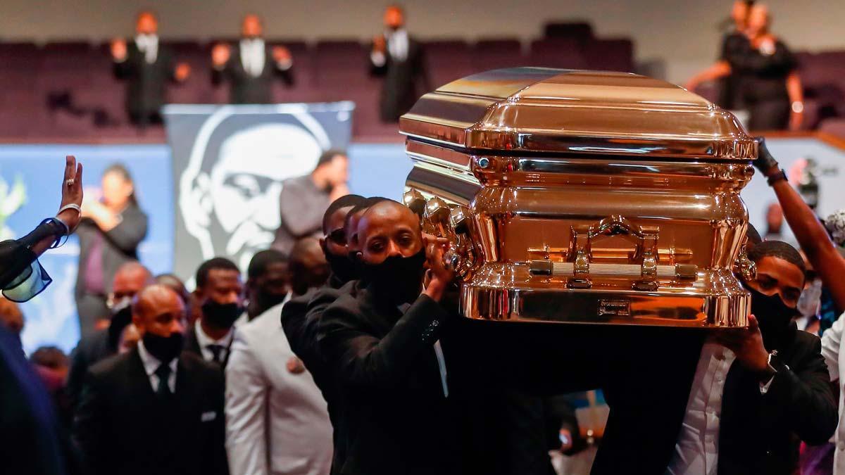 Salida del féretro de George Floyd de la iglesia de Houston tras el funeral