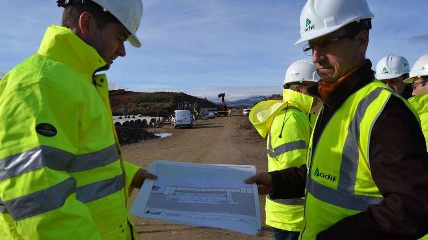 Técnicos de ADIF muestran planos de la estación en una reciente presentación de las obras del AVE.