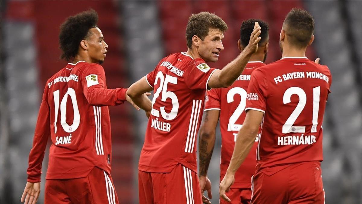 Muller festeja con sus compañeros el sexto gol de la noche ante el Schalke 04.