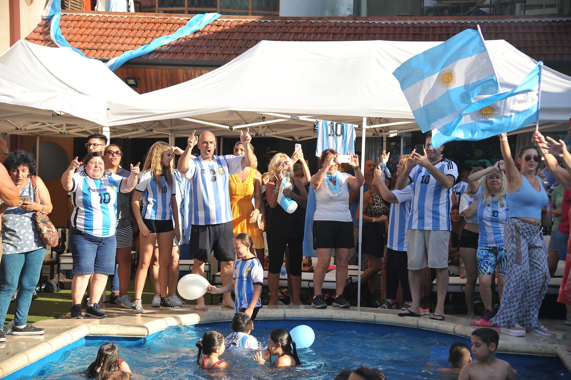 Un grupo de seguidores reunidos en la casa que fue de Maradona en Buenos Aires, este martes.