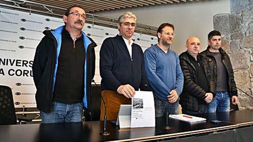 Presentación del informe jurídico sobre la nacionalización temporal de Alcoa, ayer en el Rectorado.