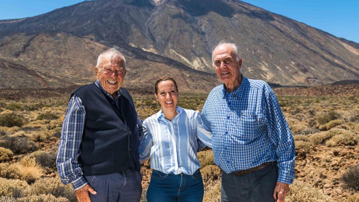 Rosa Dávila, presidenta del Cabildo, con dos defensores del Teide, Wolfredo Wildpret e Isidoro Sánchez.