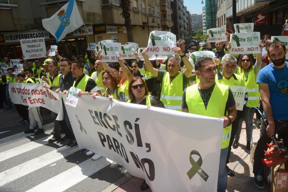 Protesta de Ence a las puertas de un mitin de Valerio en Pontevedra