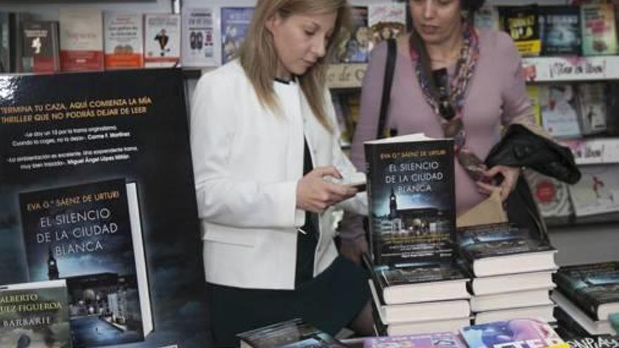 Firmas de Eva Gª Sáenz en la Feria del Libro