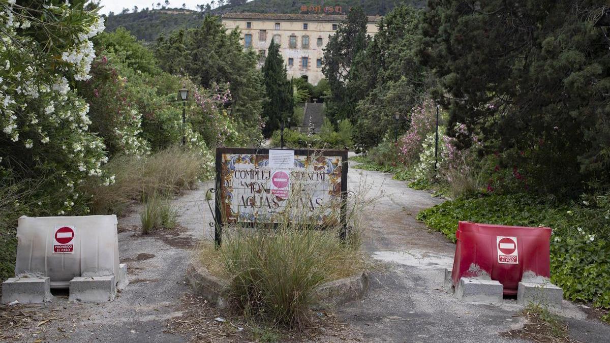 Jardines abandonados en los accesos al monasterio de Aguas Vivas en una imagen de archivo.