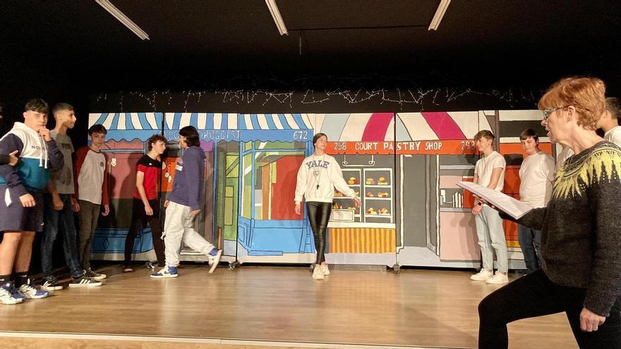 La impresionante producción musical del IES Ramón Areces, con más de 125 estudiantes en escena recreando la icónica trama de West Side Story