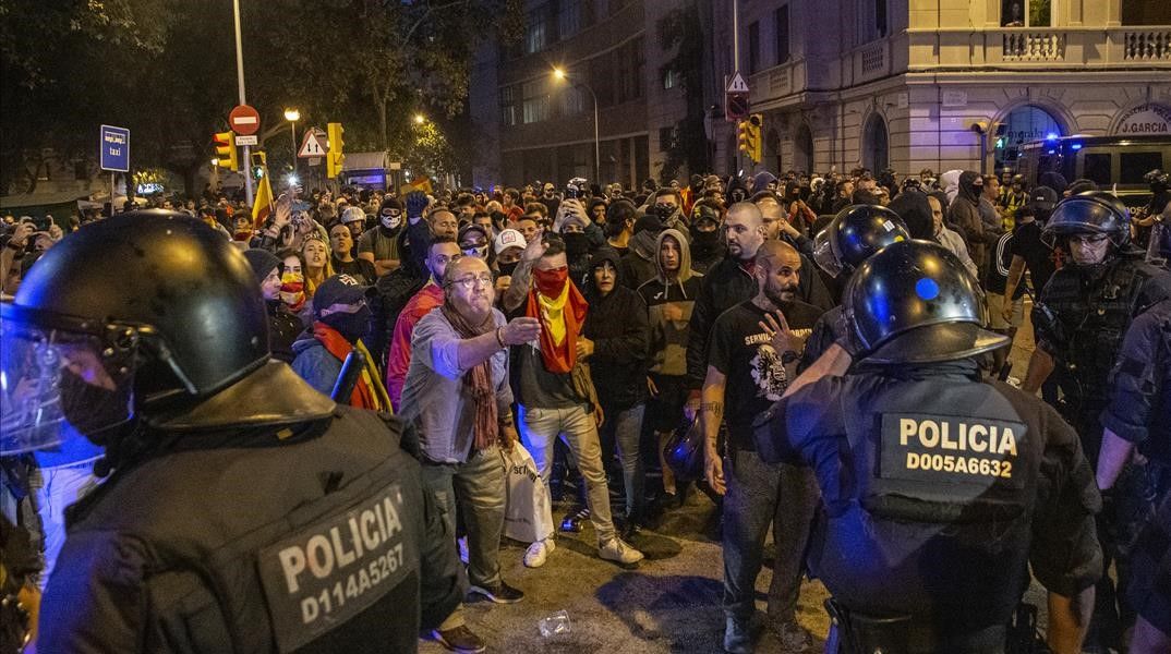 Los ultras se concentraron en la plaza Artós de Barcelona
