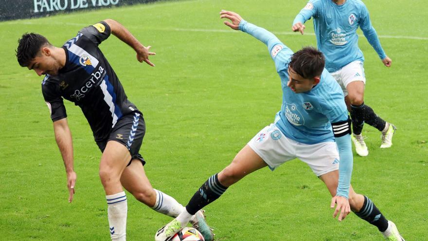 Raúl Blanco disputa el balón a un jugador del Sabadell en el partido jugado en Barreiro. // MARTA G.BREA
