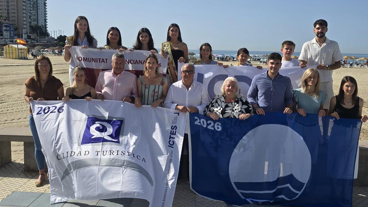 El acto de izada de banderas en Orpesa.