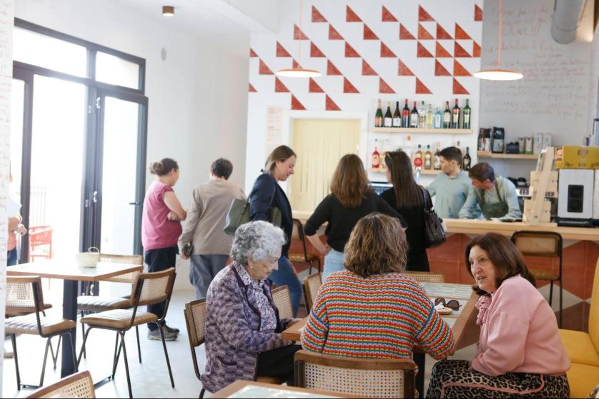 Das Café verfügt über einen Innen- und einen Außenbereich