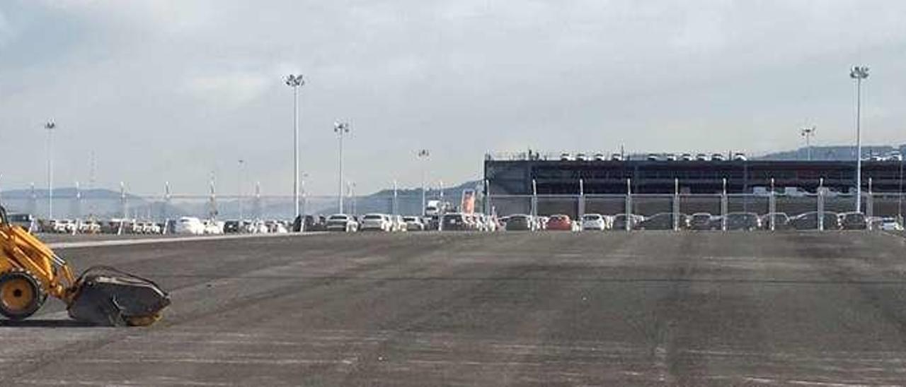 Trabajos de acondicionamiento en la &quot;Parcela D&quot;, la concesión de Zona Franca ubicada dentro de la terminal de vehículos de Bouzas. Al fondo, el silo de vehículos. // A. O.