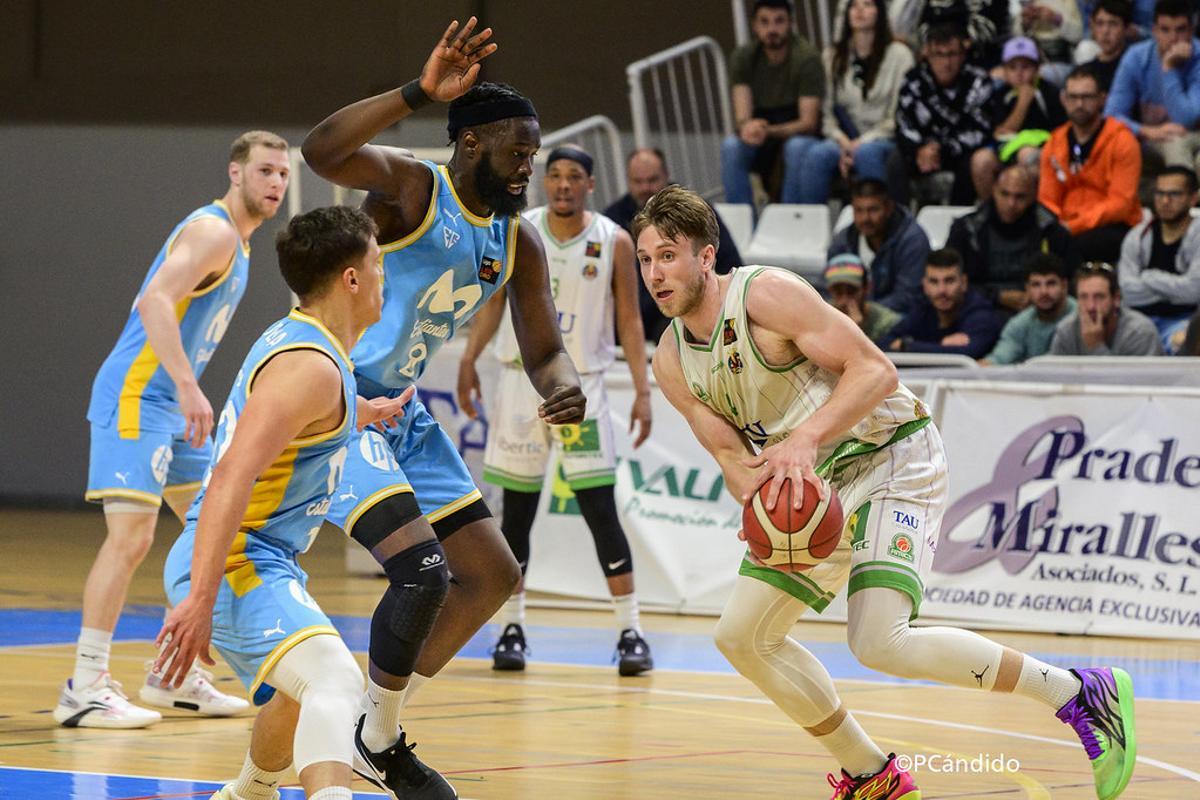 Hook durante el partido ante Estudiantes.
