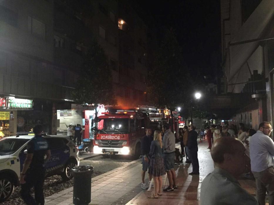 Desalojo de un edificio en el centro de Oviedo por un incendio