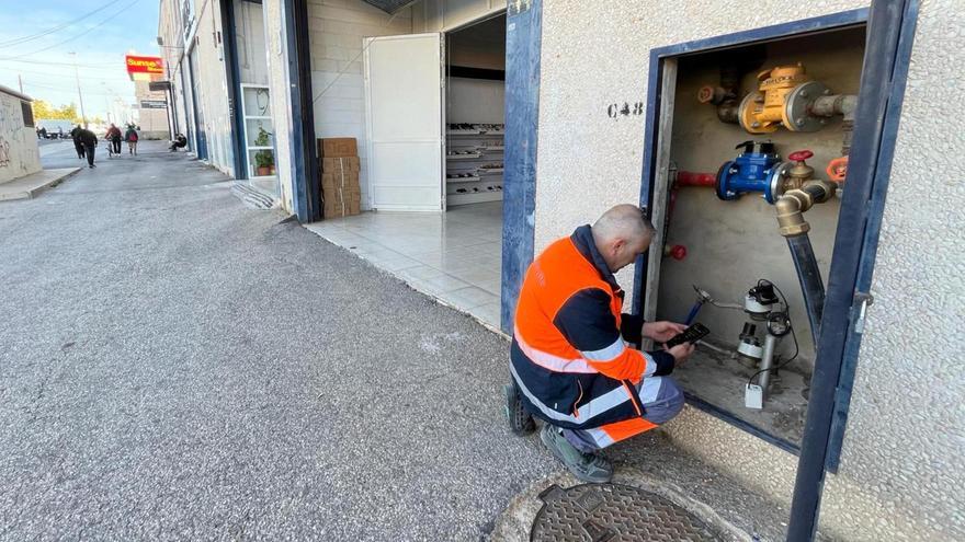 Un técnico de Aigües d’Elx durante la instalación de contenedores inteligentes en Carrús.