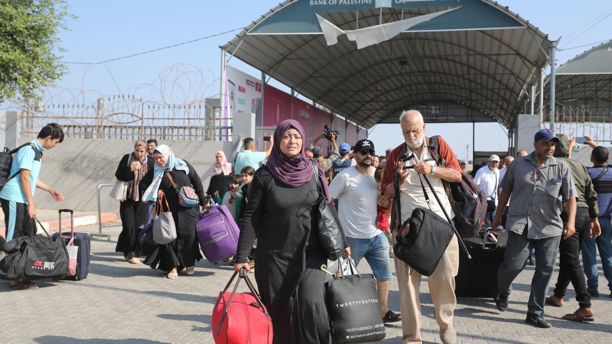 Varias personas se preparan para salir de la Franja de Gaza hacia Egipto a través del cruce de Rafah, en el sur de la Franja, el 1 de noviembre de 2023.