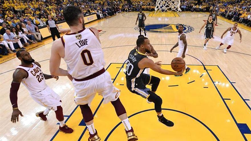 Curry explota con nueve triples y los Warriors se colocan 2-0