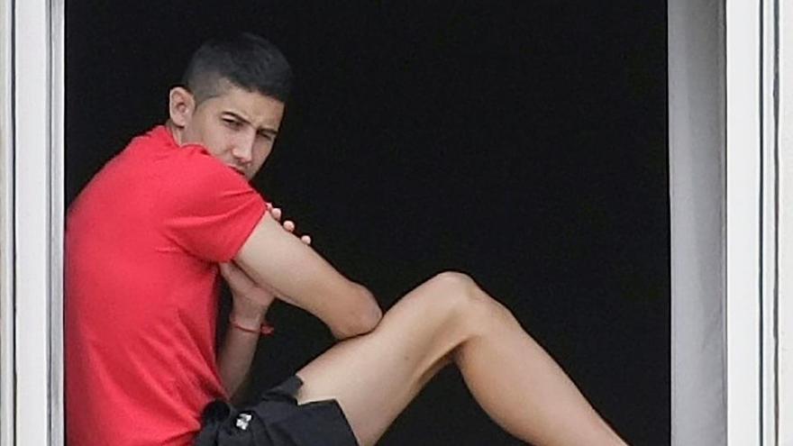 Uno de los miembros del CF Fuenlabrada en el hotel de A Coruña.